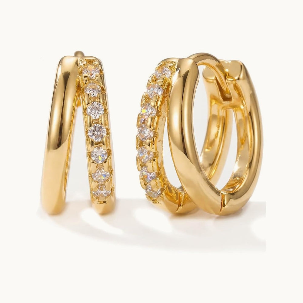 Amelia gullfargede hoops, én glatt ring og én med zirkon-pavé