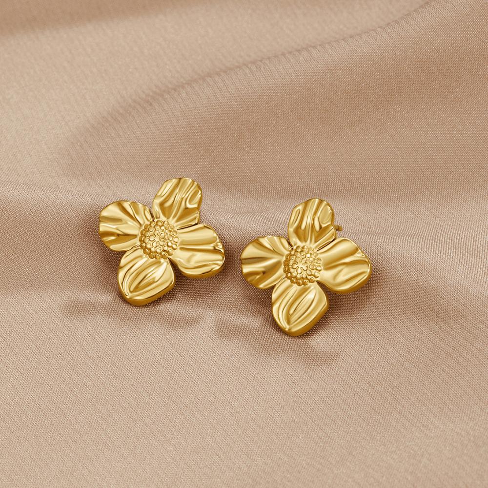 Blomformade örhängen guld