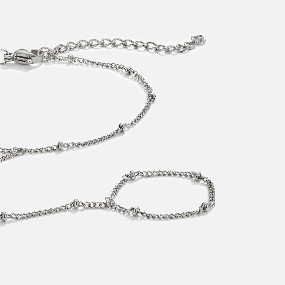 Sølvfarget håndkjede som binder sammen armbånd og ring – bilde 2