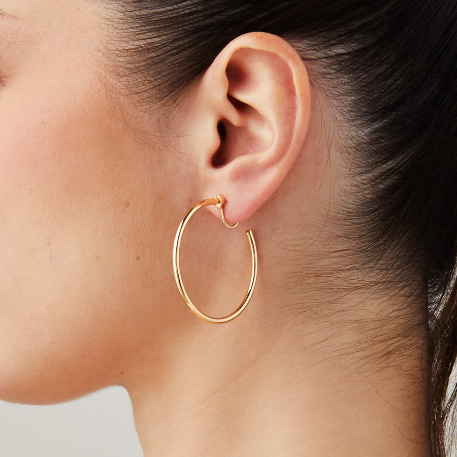 Lorie store, tynne clips-hoops i gull – bilde 3