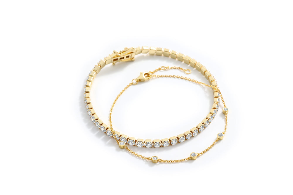 Pakke med armbånd med innfattet stein og tennisarmbånd