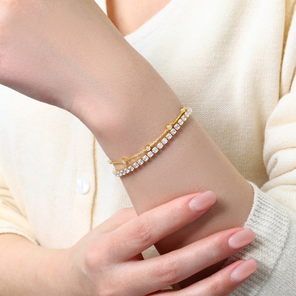 Pakke med armbånd med innfattet stein og tennisarmbånd