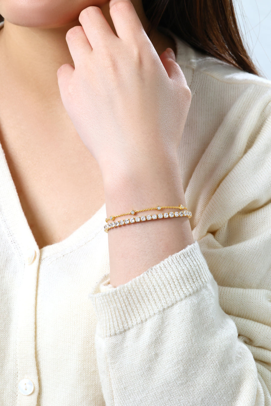 Pakke med armbånd med innfattet stein og tennisarmbånd