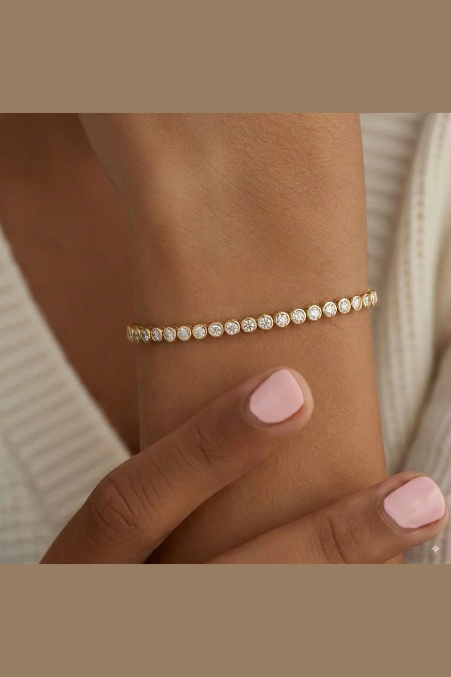 Gullfarget tennisarmbånd med innfattede steiner – bilde 5