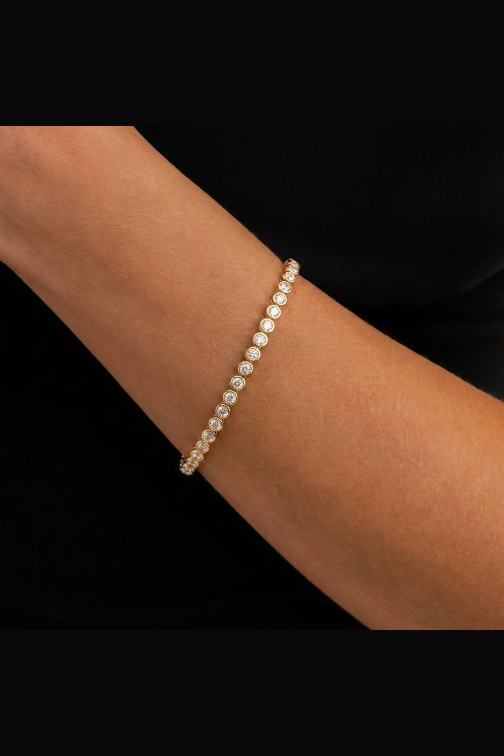 Gullfarget tennisarmbånd med innfattede steiner – bilde 4