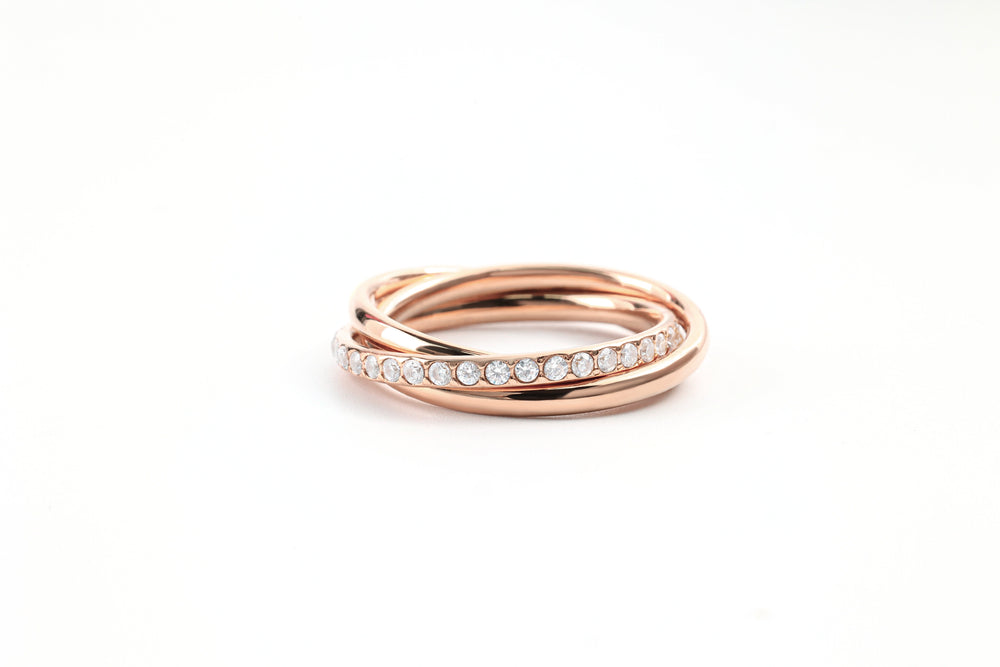 Sammenflettet fidget-ring med krystall