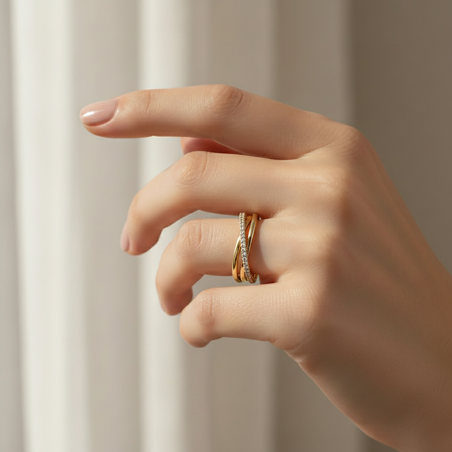 Sammenflettet fidget-ring med krystall