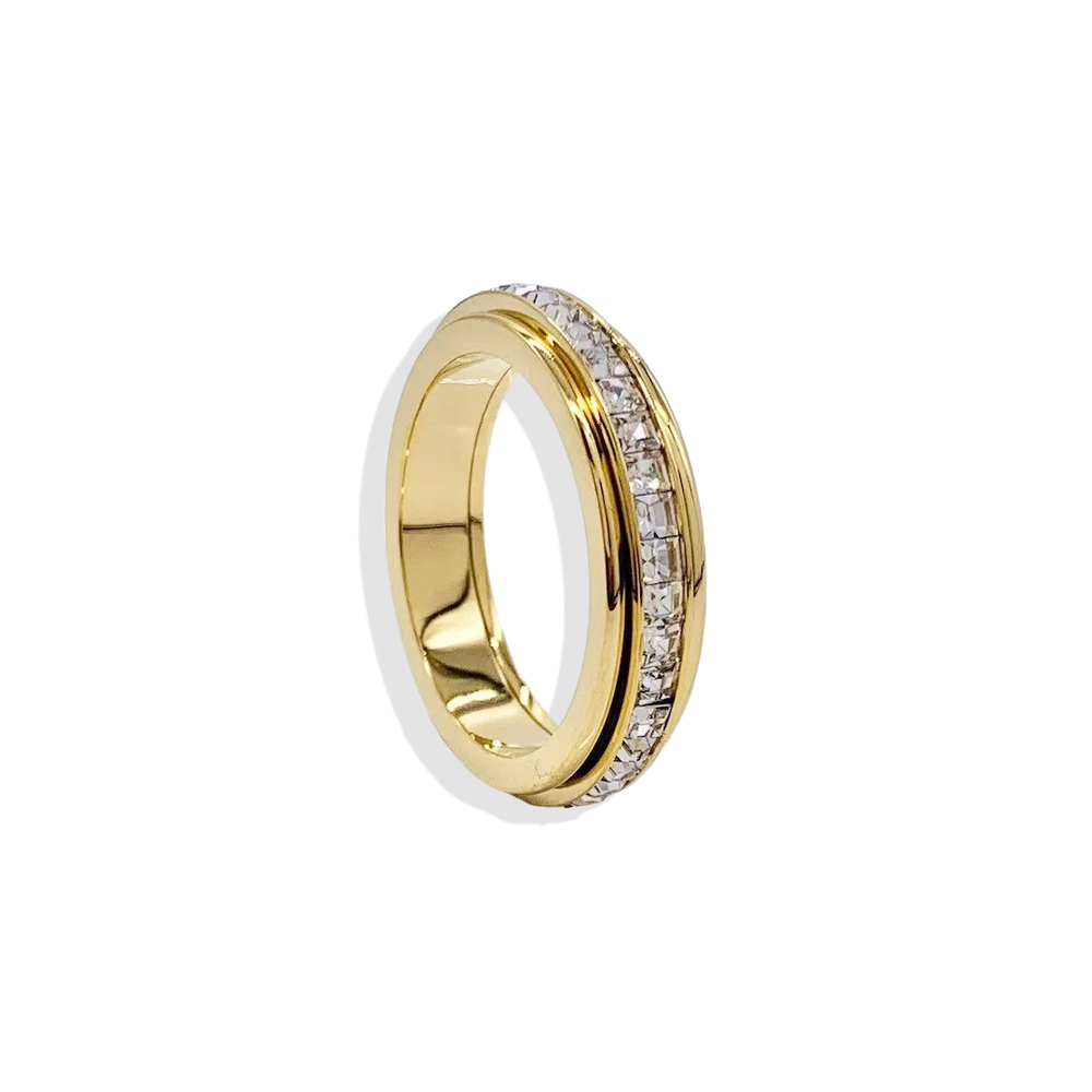 Markant snurrende fidget-ring med krystall