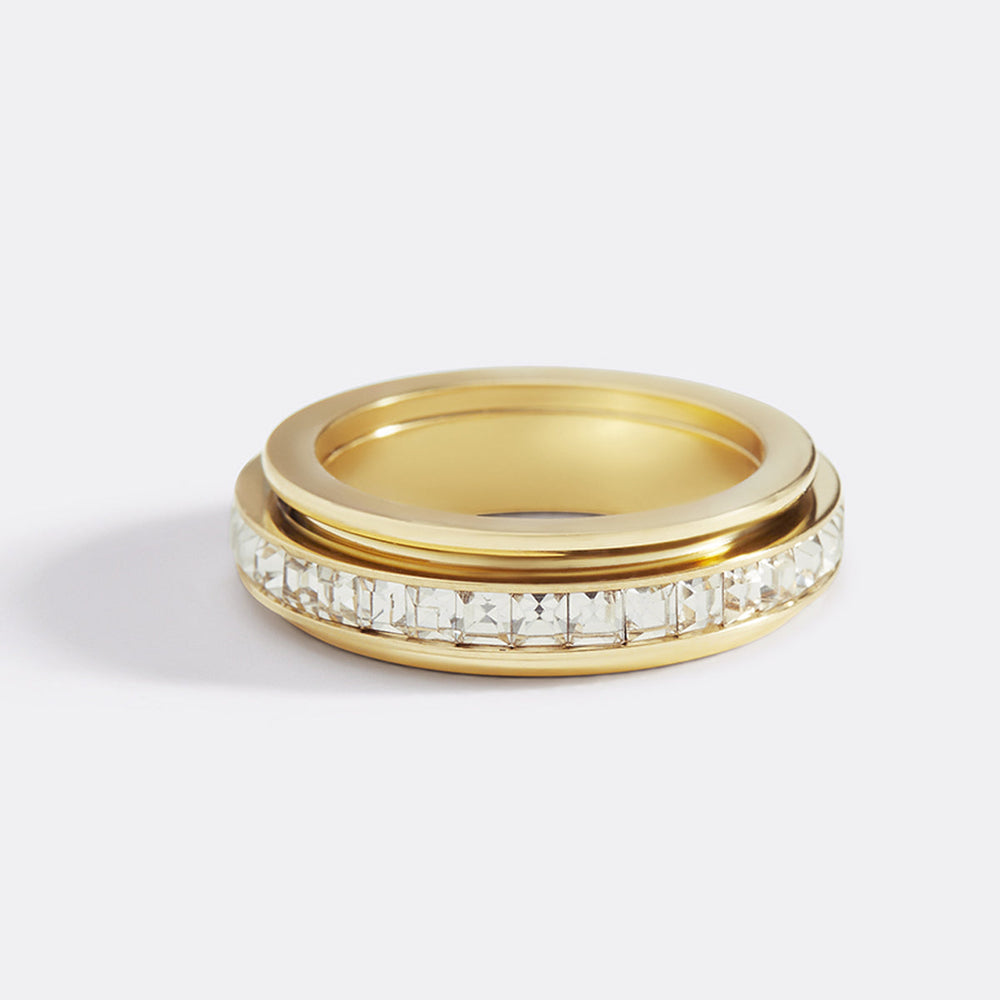 Markant snurrende fidget-ring med krystall