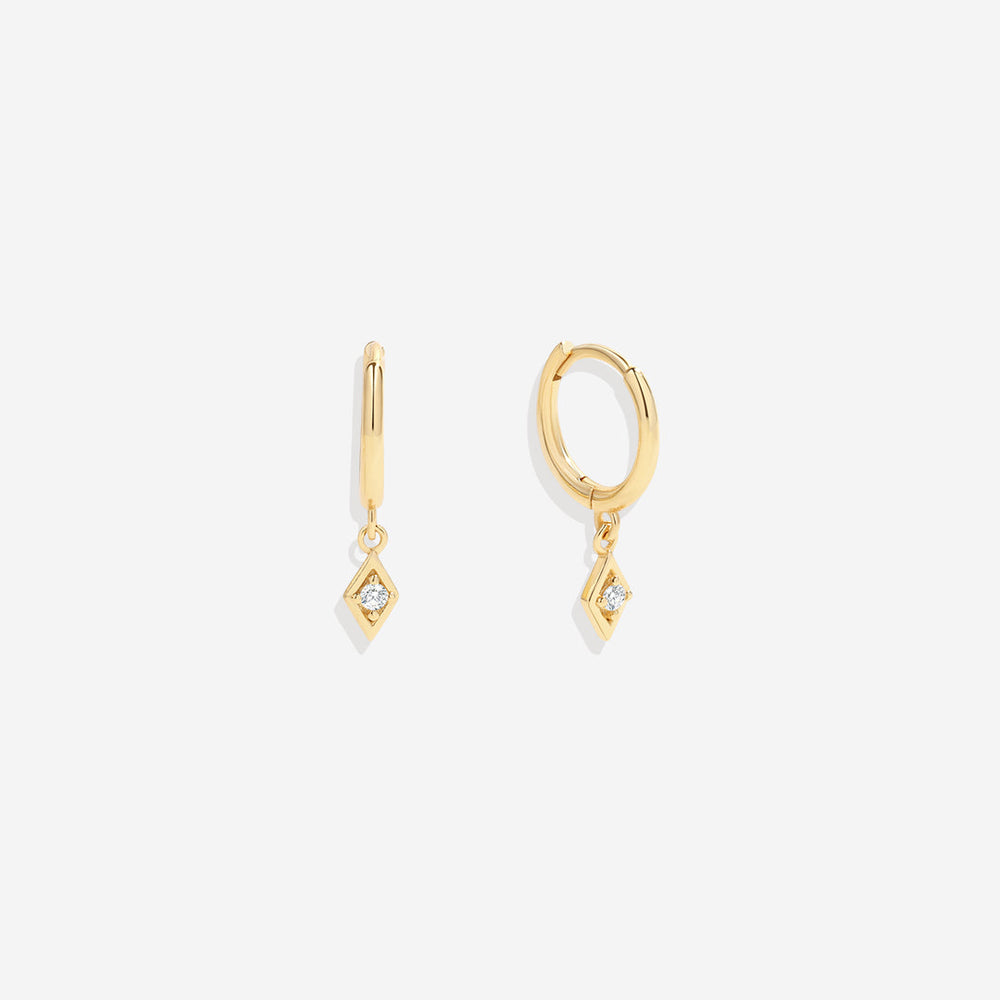 Delikate øredobber med diamantcharm