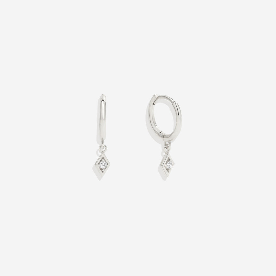 Delikate øredobber med diamantcharm