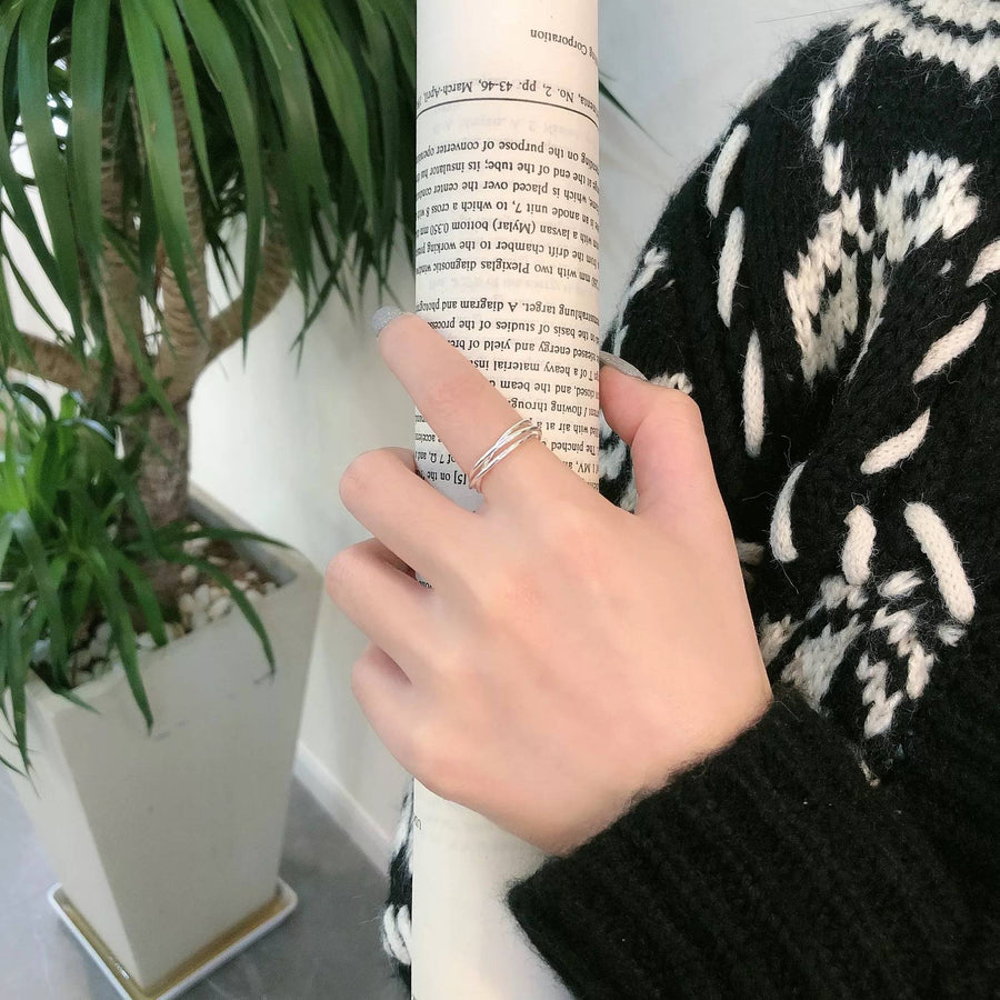 Delikat sammenflettet fidget-ring