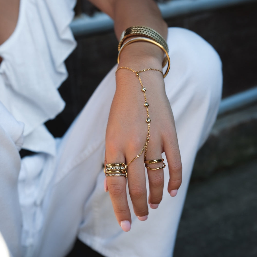 Freya gullfarget håndkjede som forbinder armbånd og ring – bilde 4