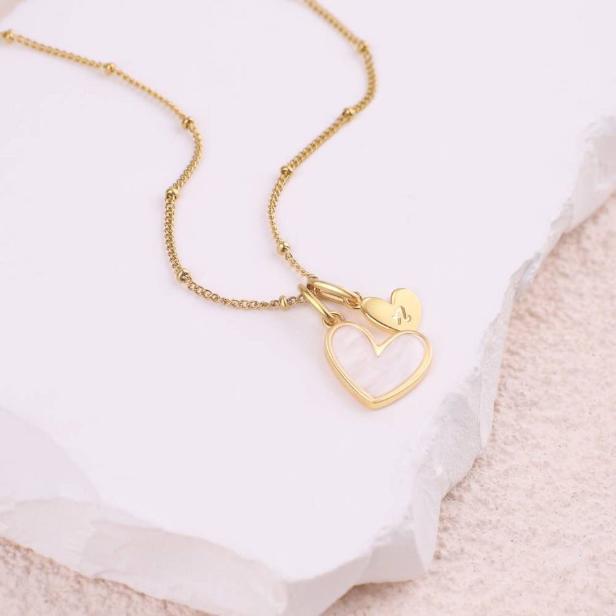Initialhalsband med hjärta i pärlemor