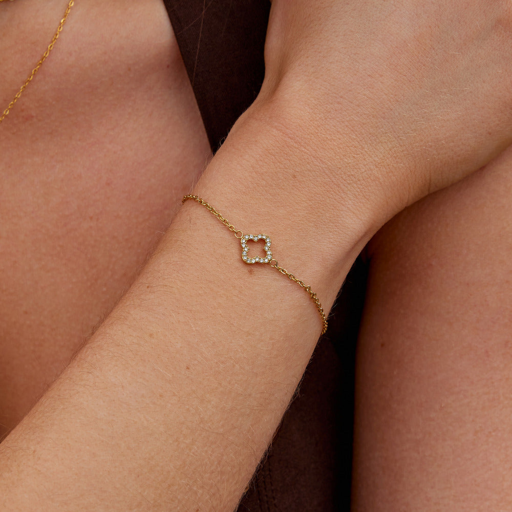 Luxe gullfarget armbånd med kløvermotiv – bilde 2