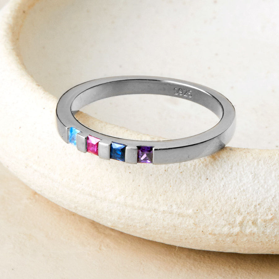 Ring med månedsstein i prinsesseslip