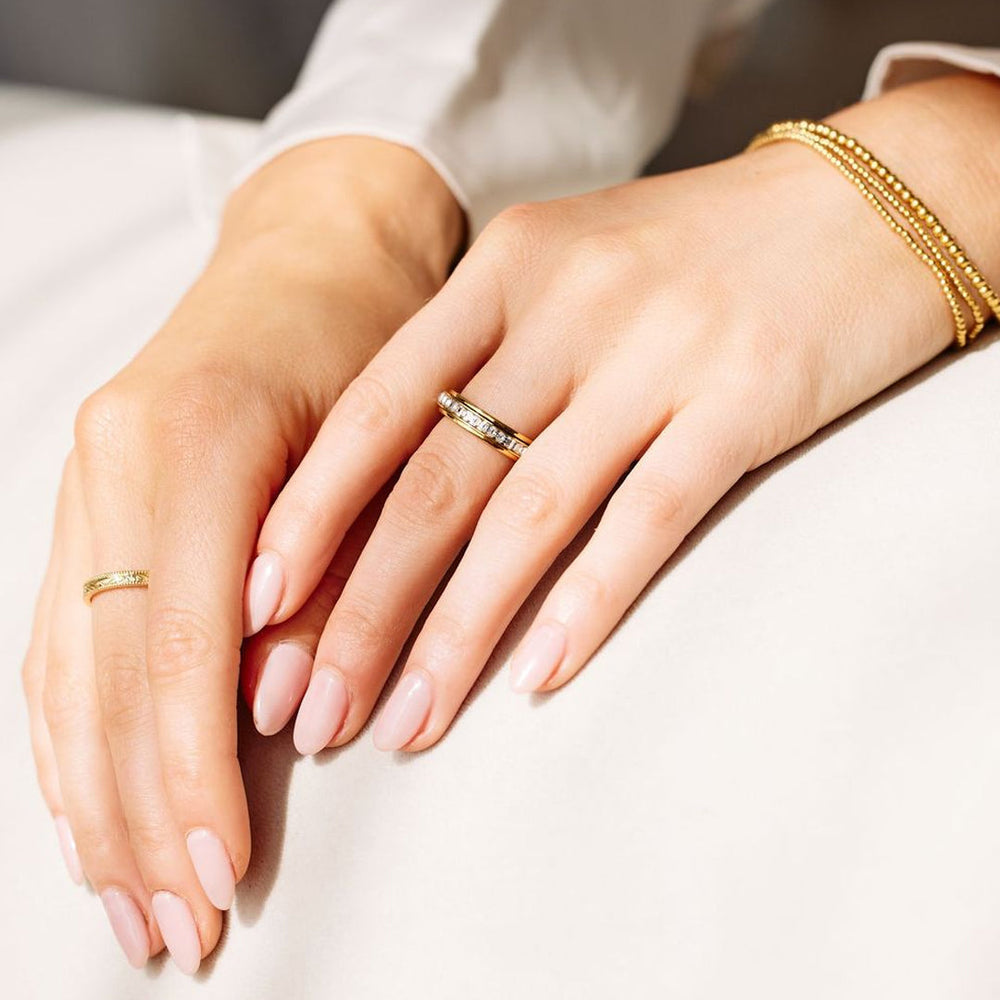 Markant snurrende fidget-ring med krystall