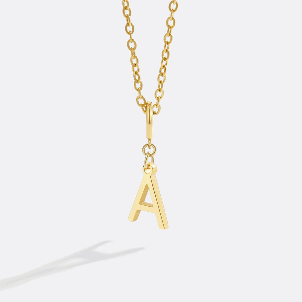 Minimalistisk halskjede med initial-charm