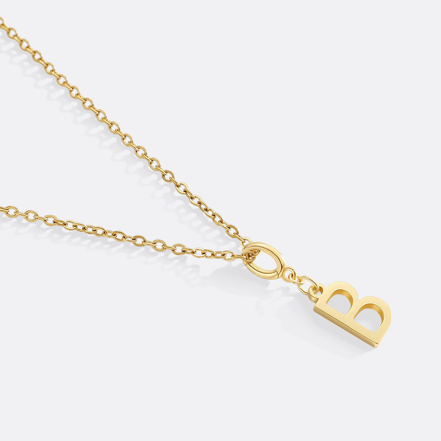 Minimalistisk halskjede med initial-charm