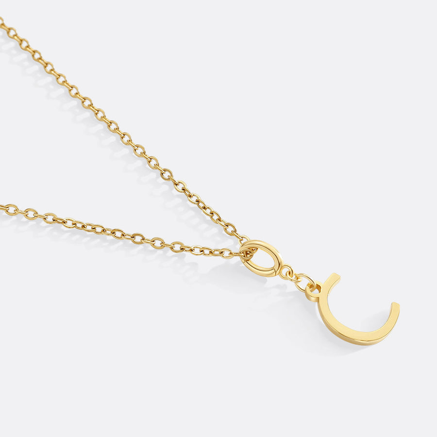 Minimalistisk halskjede med initial-charm