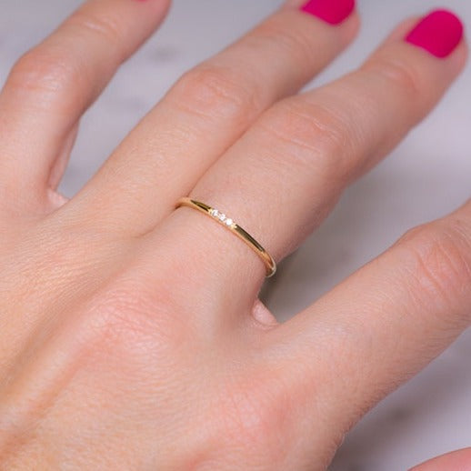 Tunn stapelring med zirkonia