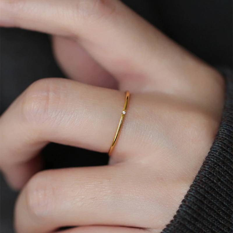 Tunn stapelring med zirkonia