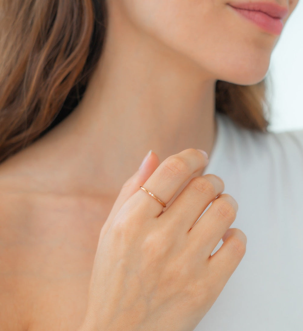Tunn stapelring med zirkonia