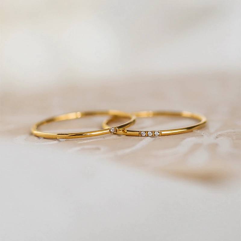 Tunn stapelring med zirkonia
