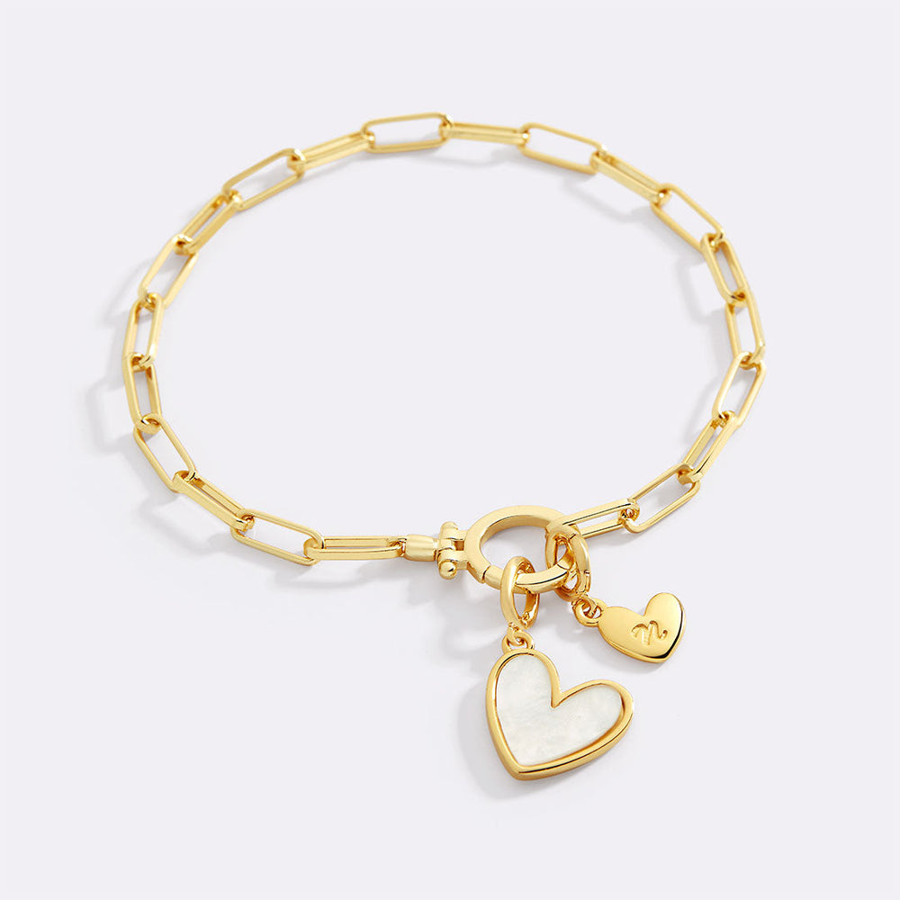 Charm-armbånd med initial og hjerte i perlemor
