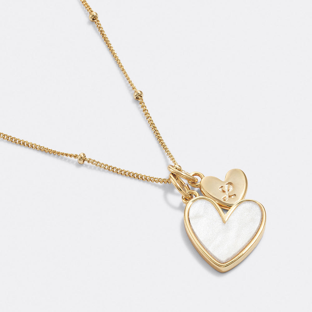 Initialhalsband med hjärta i pärlemor