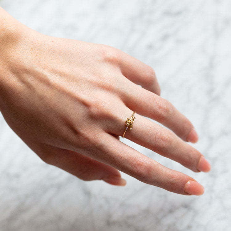 Tunn ring med födelseblomma guld