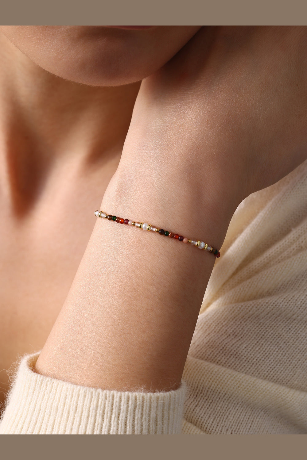 Minimalistisk armbånd med regnbueturmalin og gullperler