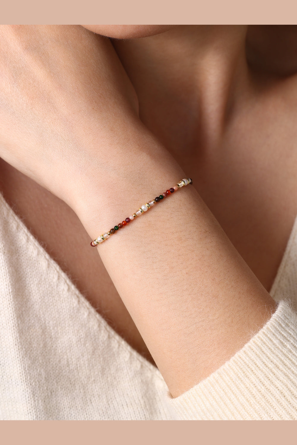 Minimalistisk armbånd med regnbueturmalin og gullperler