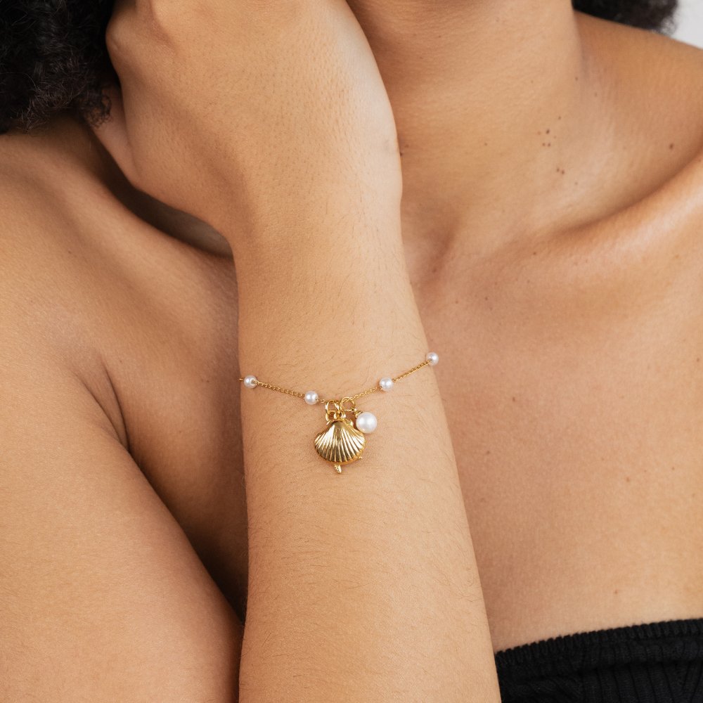 Aria gullfarget armbånd med skjellcharm – bilde 3