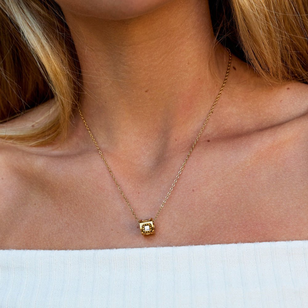 Gullfarget halskjede med kubeanheng i svart agat – bilde 2