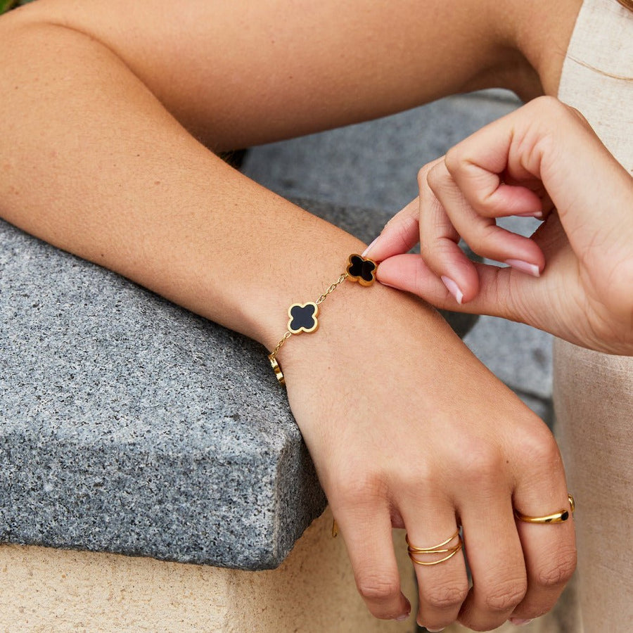 Gullfarget armbånd med svarte kløvere – bilde 5
