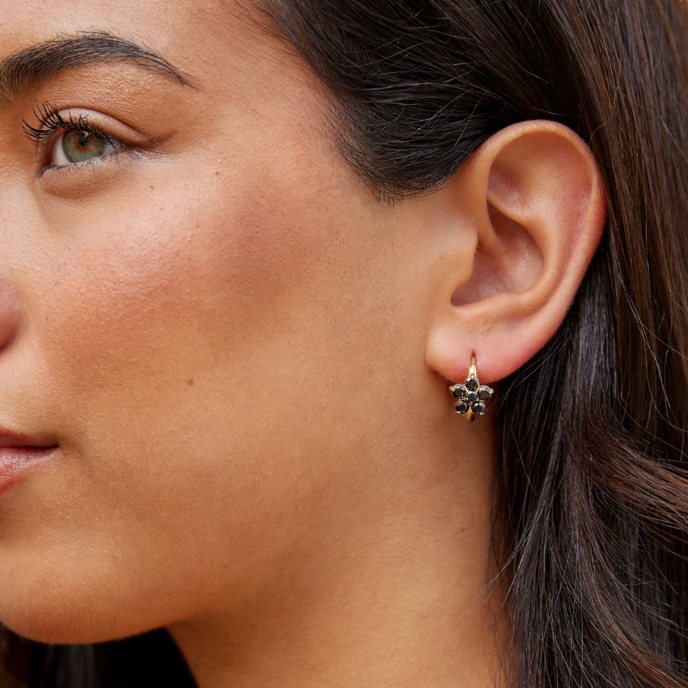 Gullfargede hoops med svart krystallblomst – bilde 2