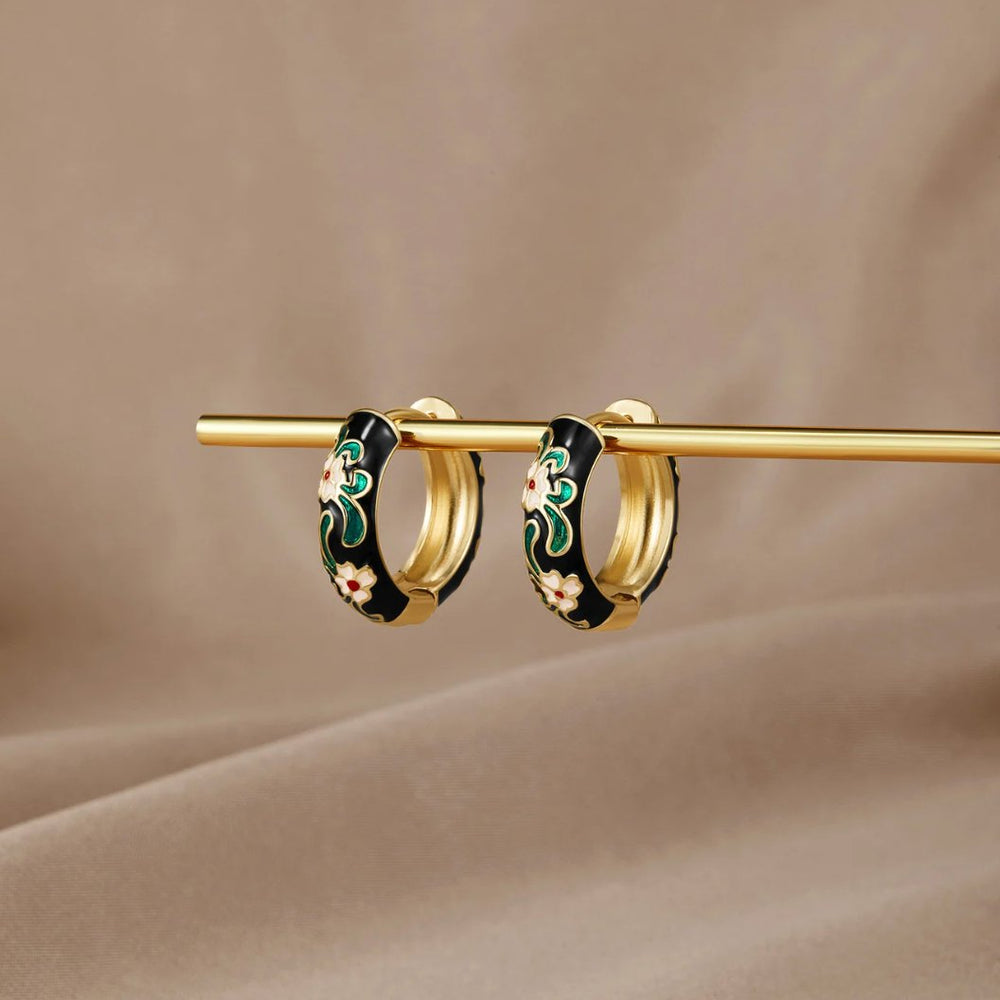 Gullfargede hoops med svart blomsterdesign – bilde 4