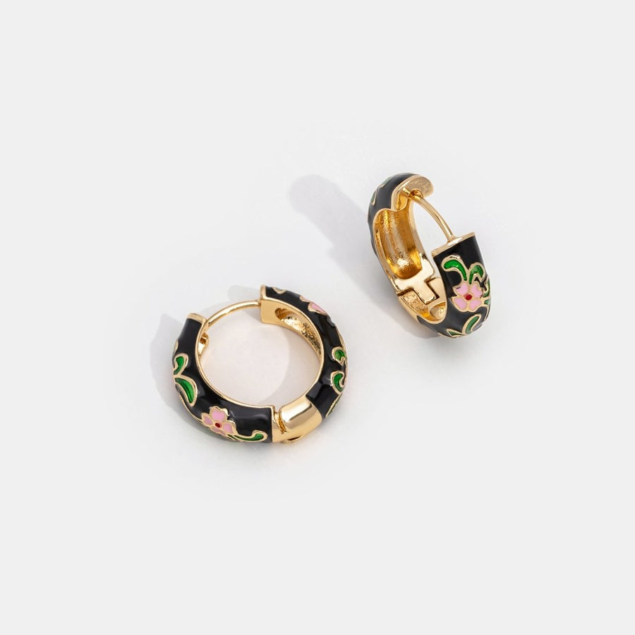 Gullfargede hoops med svart blomsterdesign – bilde 6