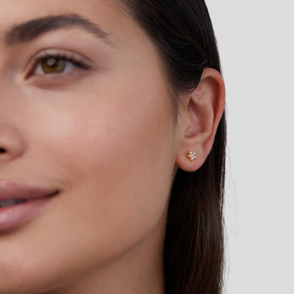 Gullfargede Blossom øredobber med perle – bilde 3