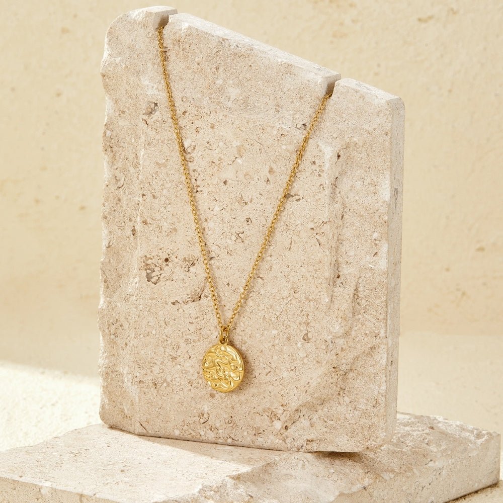 Celeste halsband med brickhänge guld – bild 4
