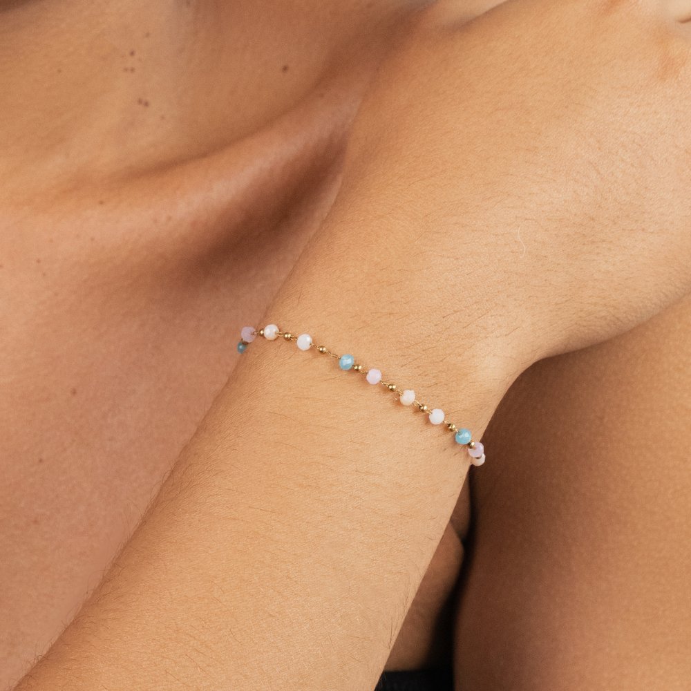 Dalia gullfarget armbånd med naturlige krystallperler – bilde 3