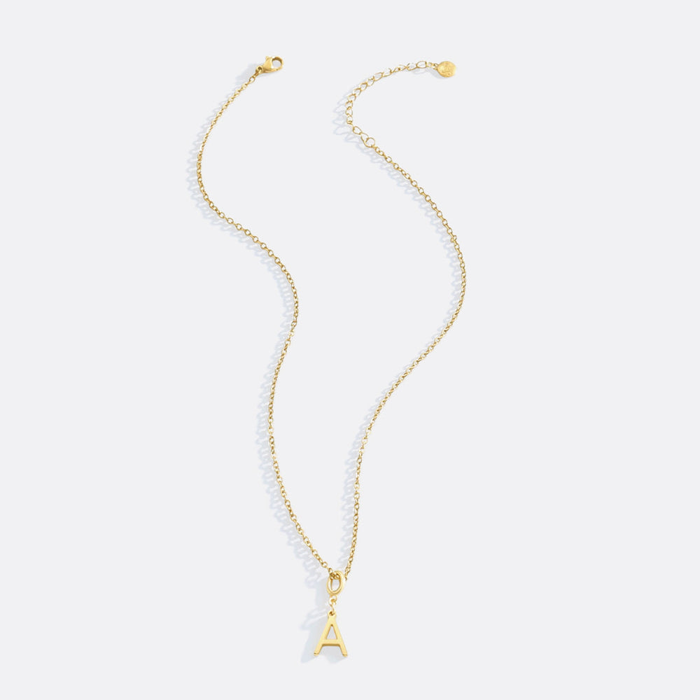 Minimalistisk halskjede med initial-charm