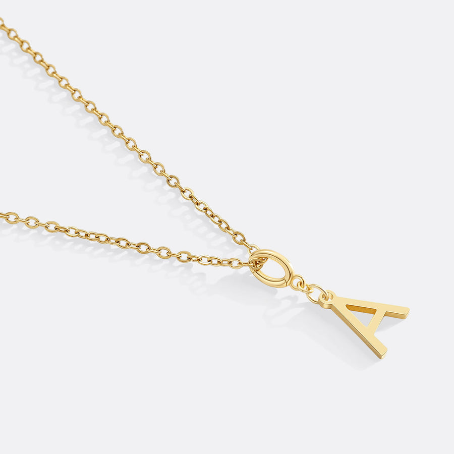Minimalistisk halskjede med initial-charm