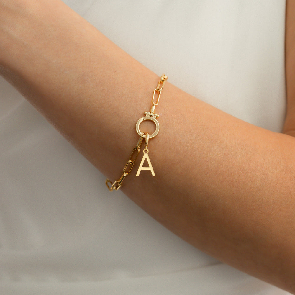 Minimalistisk halskjede med initial-charm