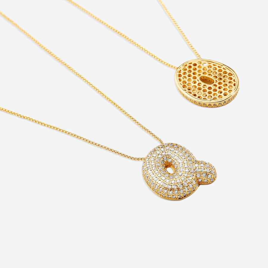 Pavé initialhalsband med bubbelbokstav