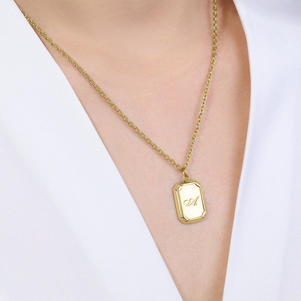 Halsband med initialhänge guld