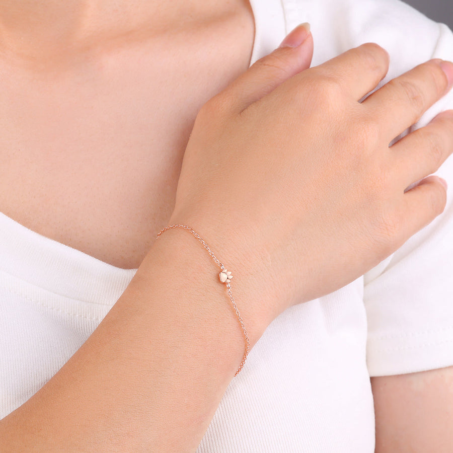 Litet armband med tassavtryck