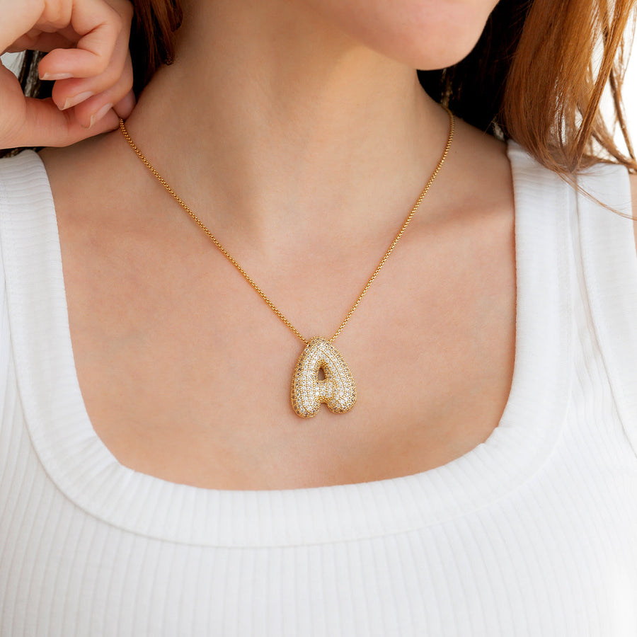 Pavé initialhalsband med bubbelbokstav