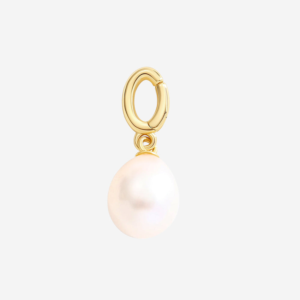 Charm med dråpe i naturlig perle